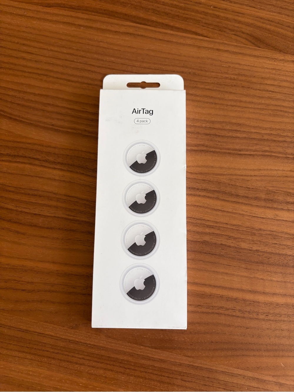 Apple AirTag (4-Pack) - White/Silver + Keyring Holders